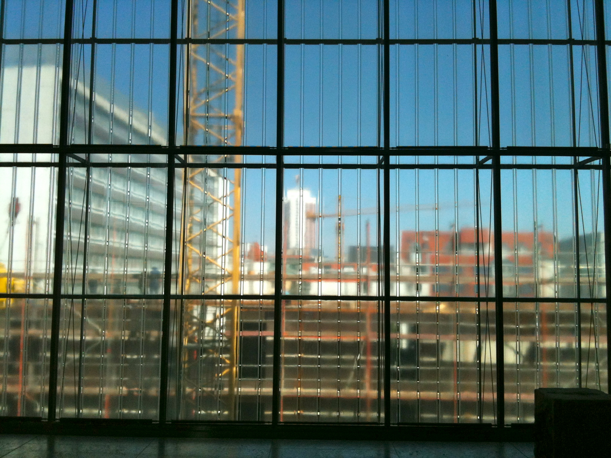 Blick auf Leipzig durch die Glas-Fassade ...