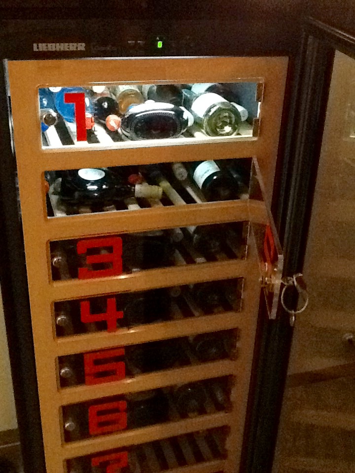 Jedes Zimmer hat ein Weinfach im Kühlschrank ....