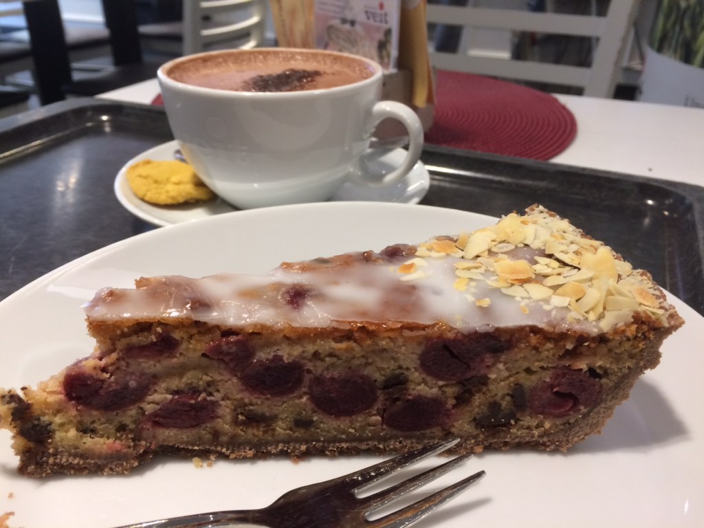 Kirschkuchen und heiße Schokolade