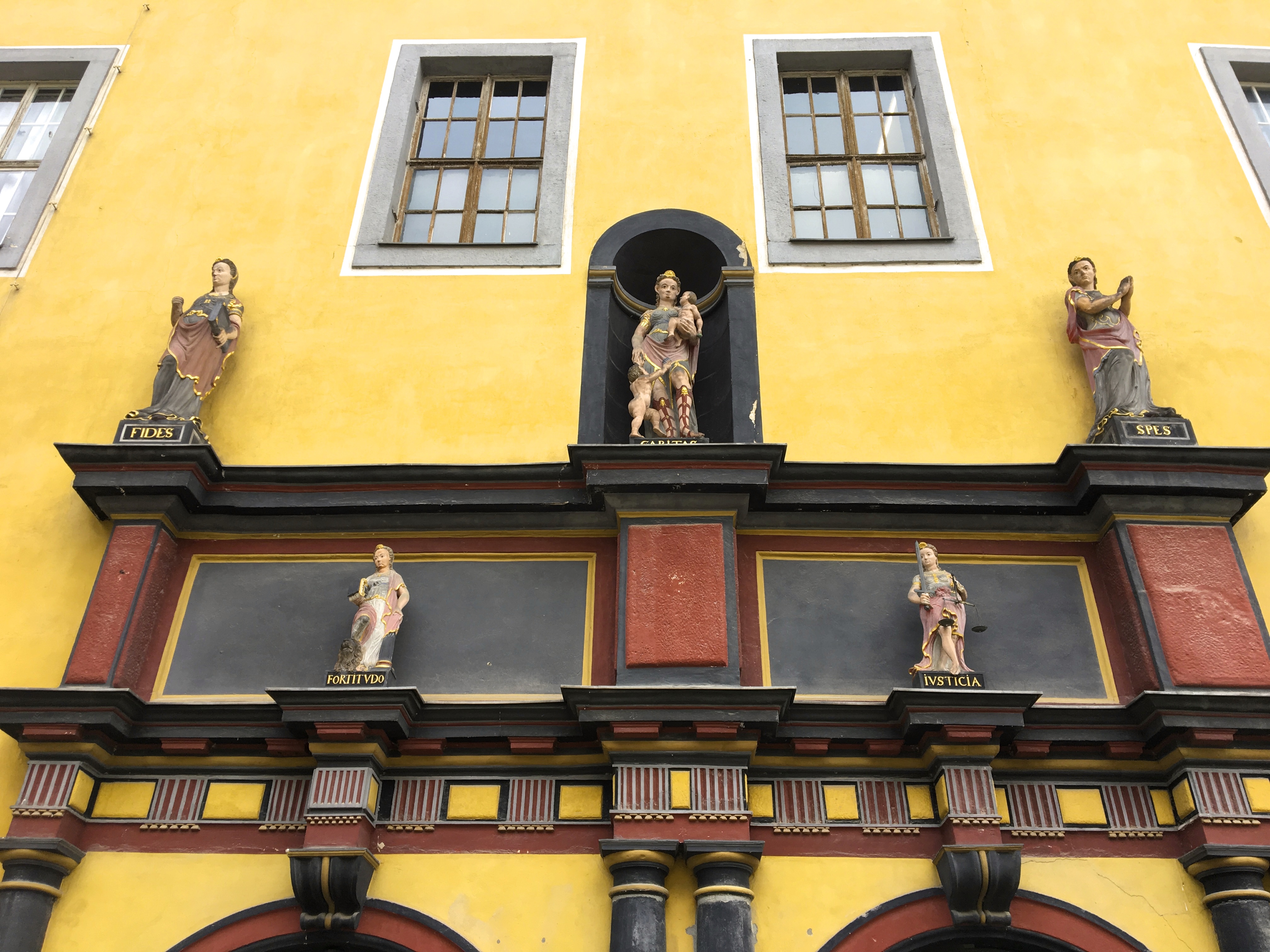 Glaube, Liebe, Hoffnung, 
Tapferkeit, Gerechtigkeit 
an der Schlosskapelle ...