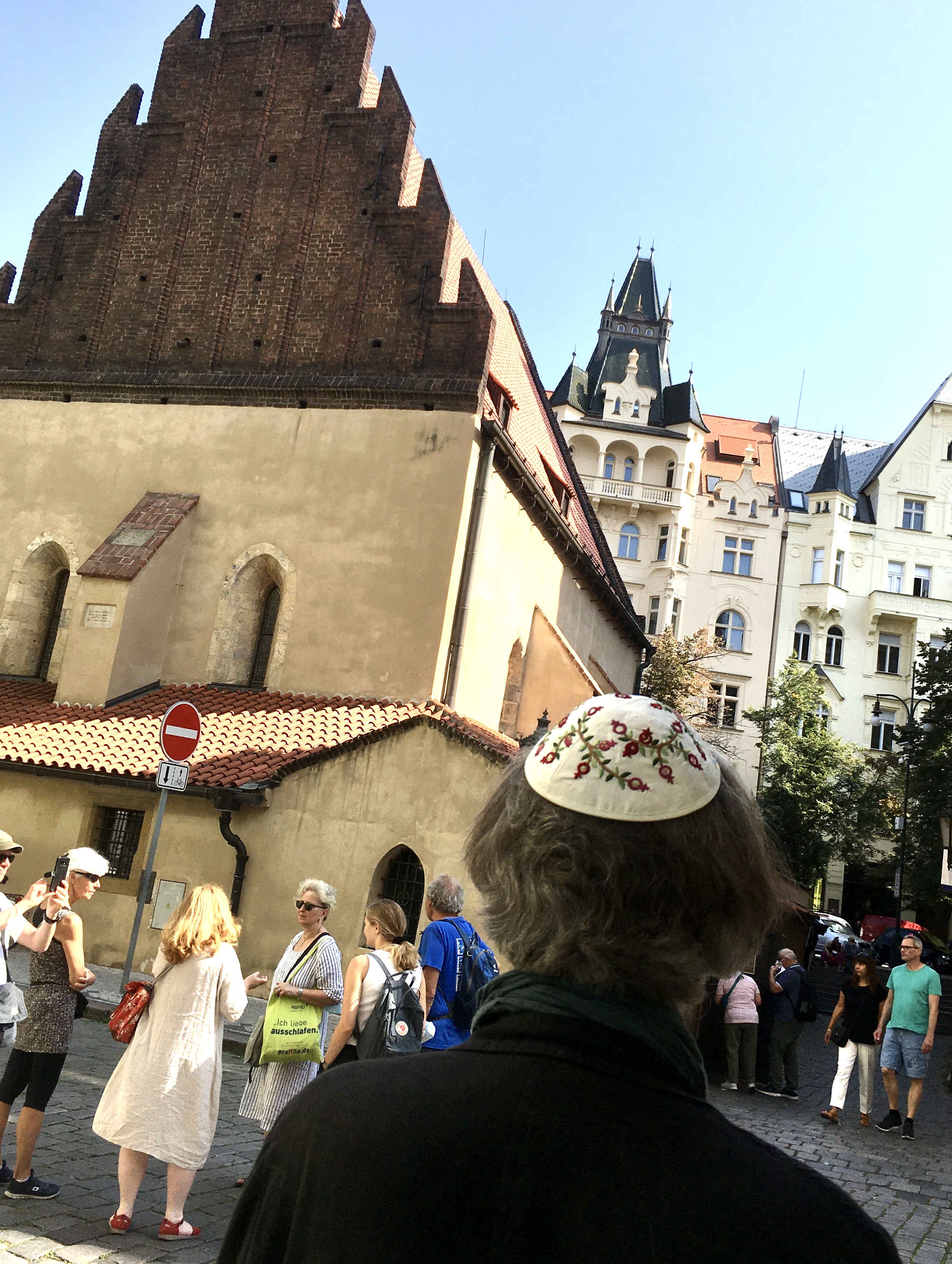 mit Kippa vor der alten Synagoge