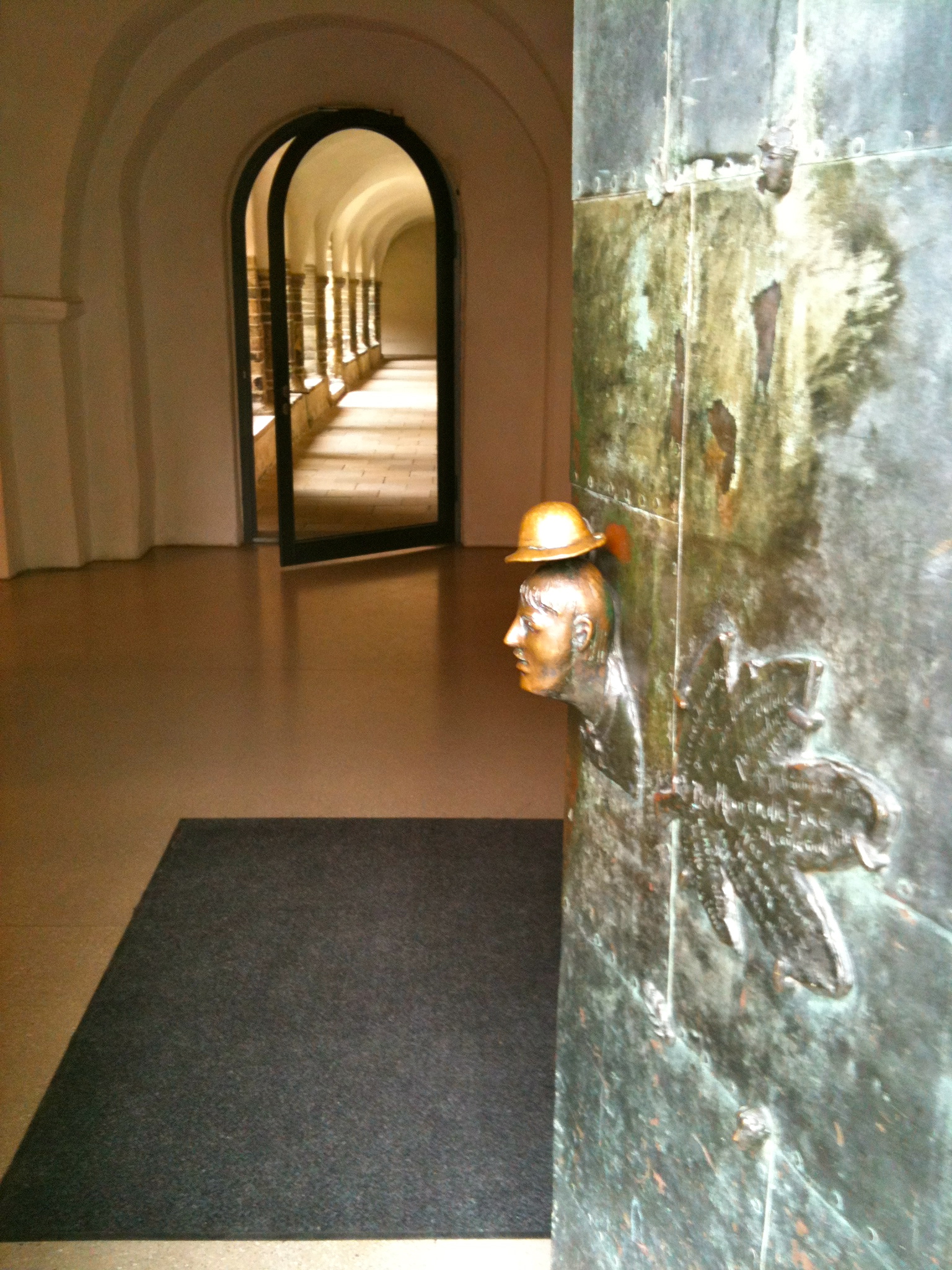 Heinrich Apel, Bronzeportal Eingang zum Kunstmuseum Kloster Unser Lieben Frauen