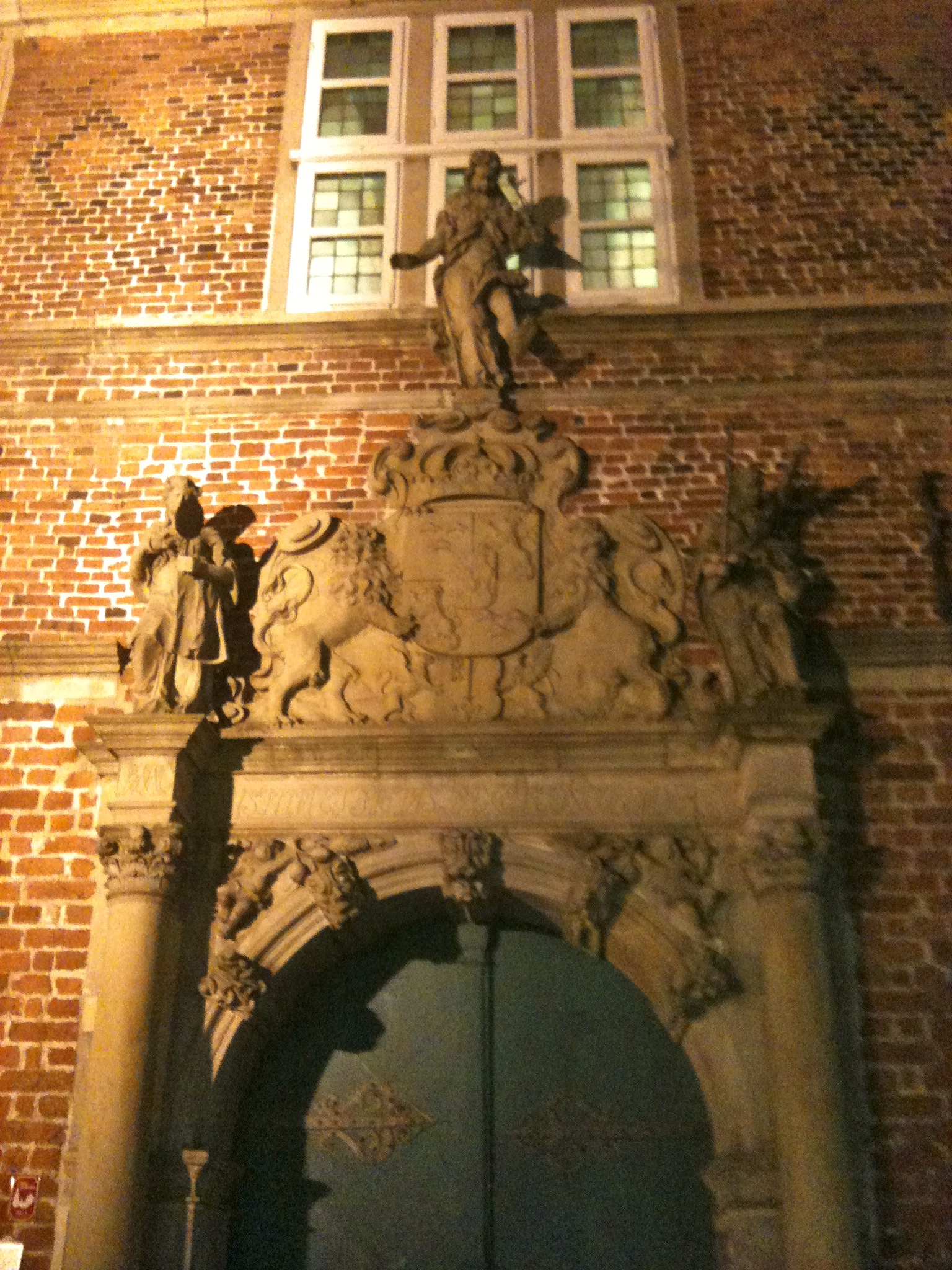 Rathaus-Portal am Abend, wenn die Bürgersteige hochgeklappt sind ....