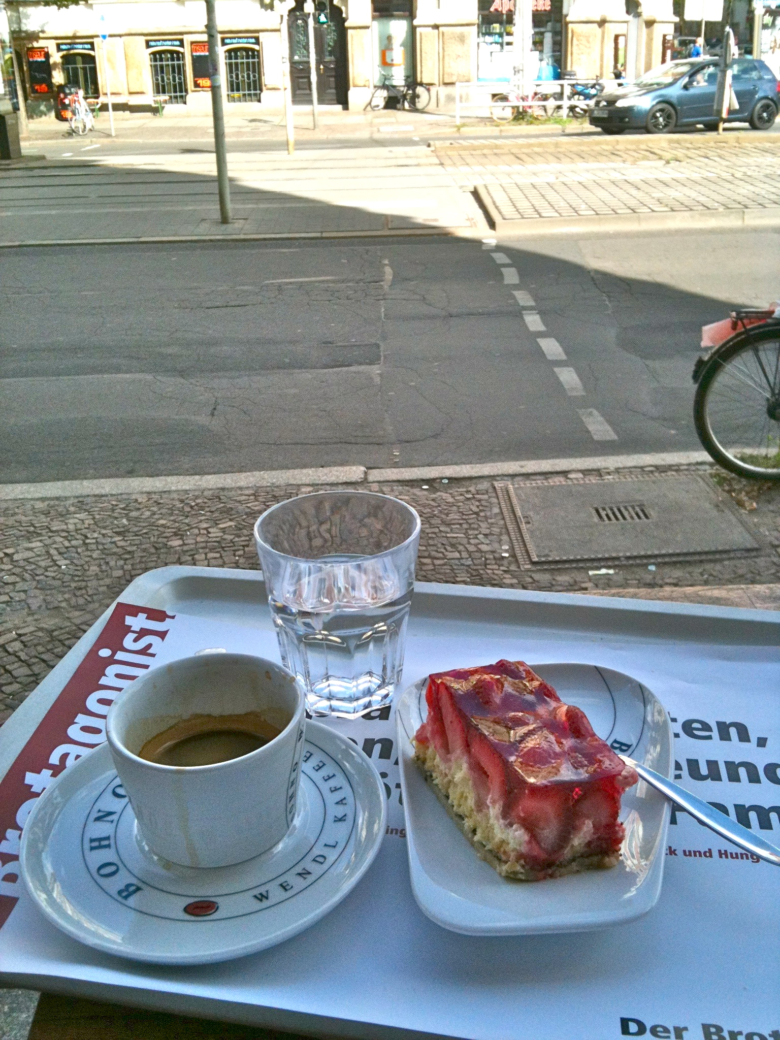 Kaffeepause im flotten Süden, auf der Karl-Liebknecht-Straße ...