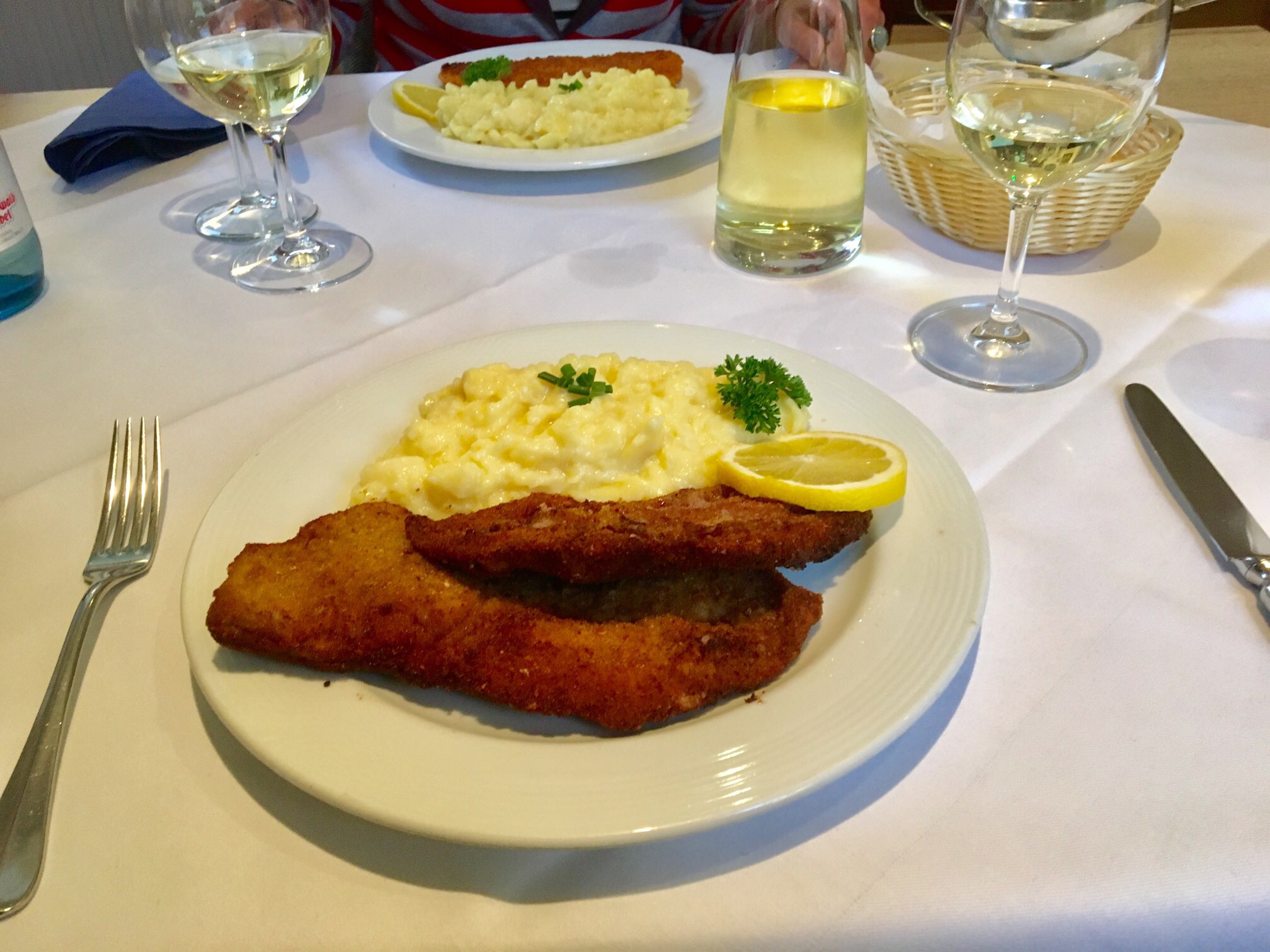 Kalbsschnitzel, wie Blattlaus sie mag, mit Salat. Dazu Winzersekt und gutedel