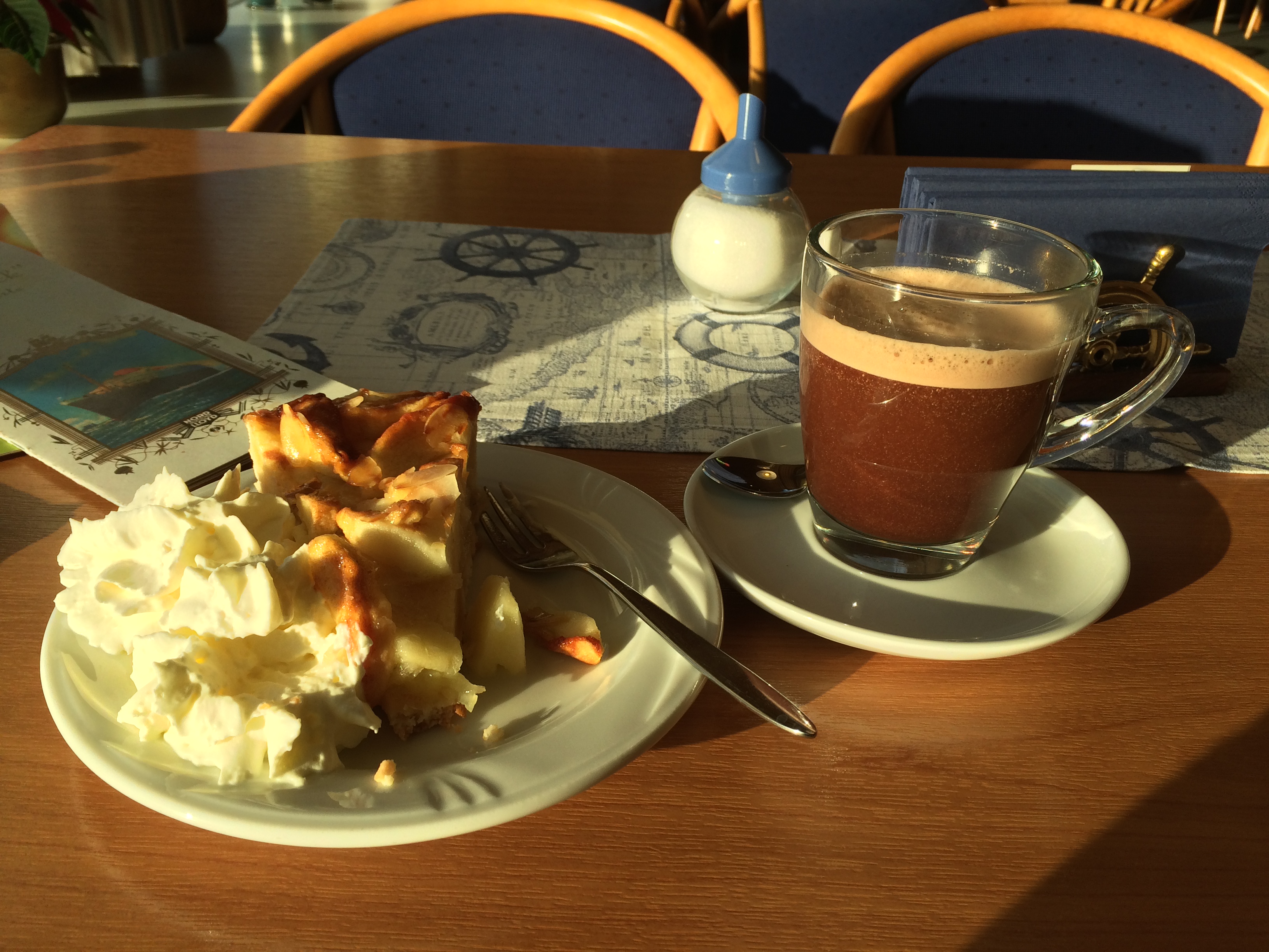 Museums-Caf&eacute;, es gab keinen K&auml;sekuchen, deshalb Apfelkuchen, Sahne und hei&szlig;e Schokolade .....