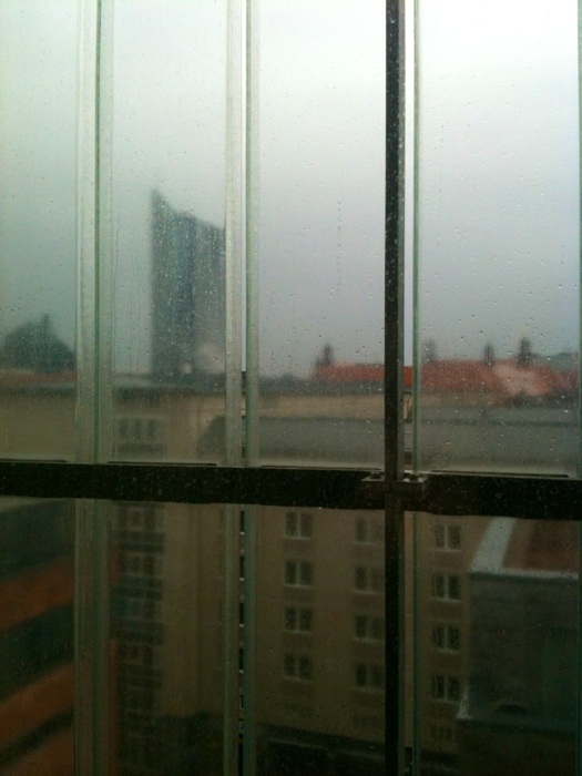 Blick durch die Glas-Fassade zum Unihochhaus, das jetzt MDR-Tower hei&szlig;t ...