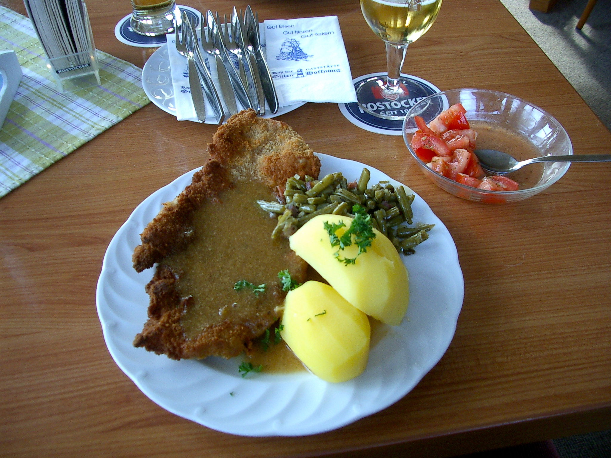 Mittagstisch am Freitag: Schnitzel und Tomatensalat für 4,50 €