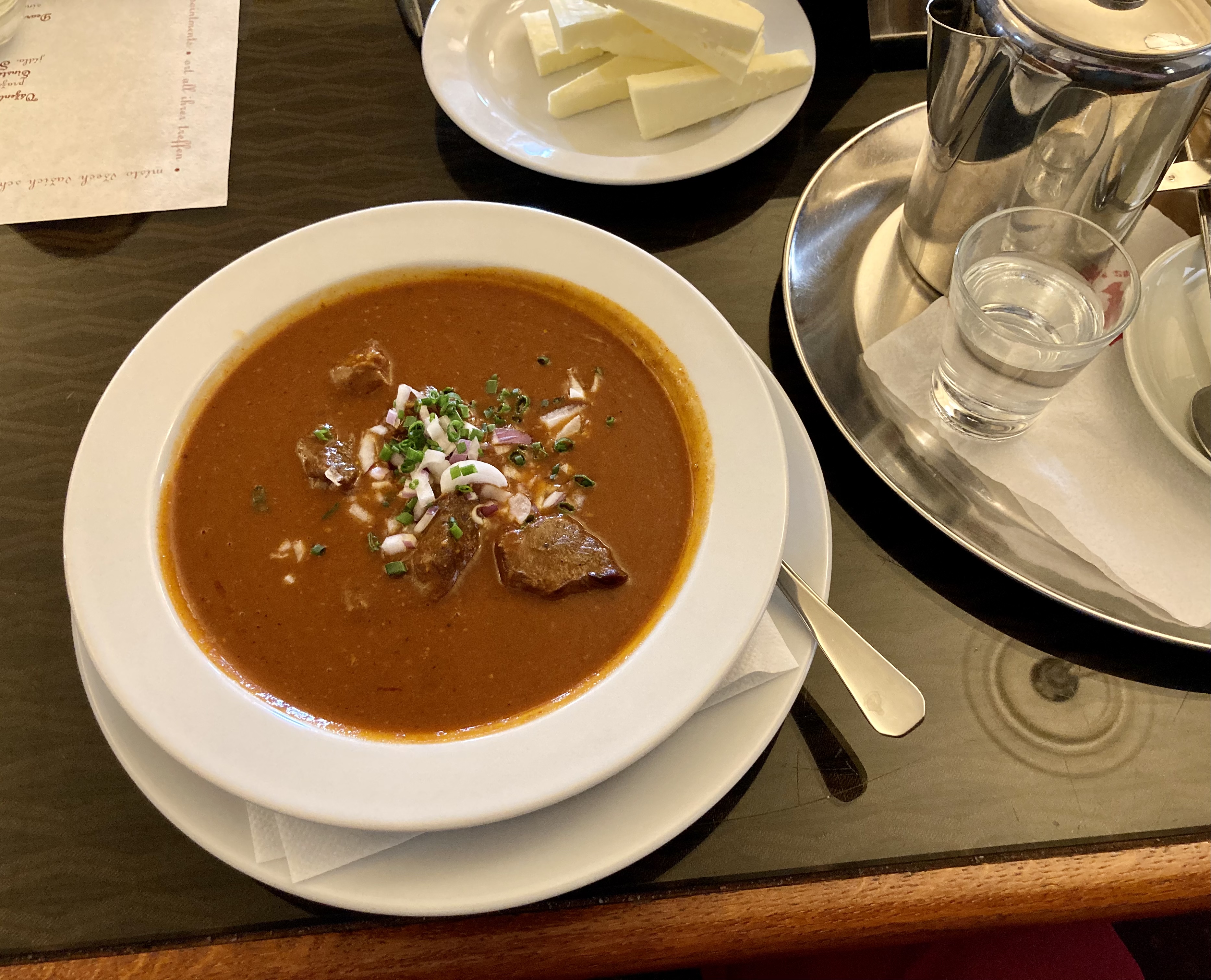 Frühstücksgulasch im Café Louvre