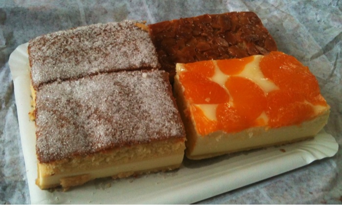 Eierschecke, Quark-Mandarinen-Kuchen und Mohnbiene ....