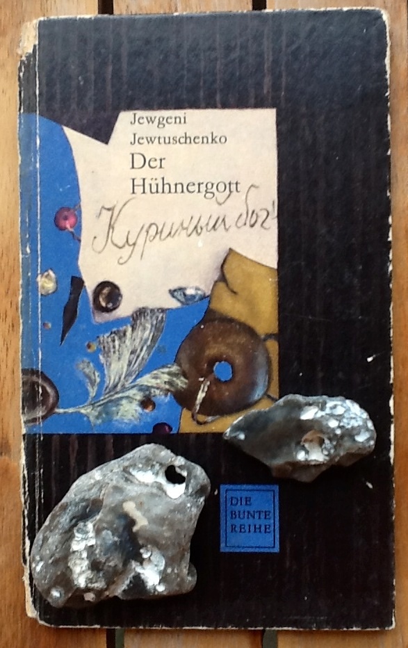 Das Buch von Jewtuschenko und zwei kleine Hühnergötter