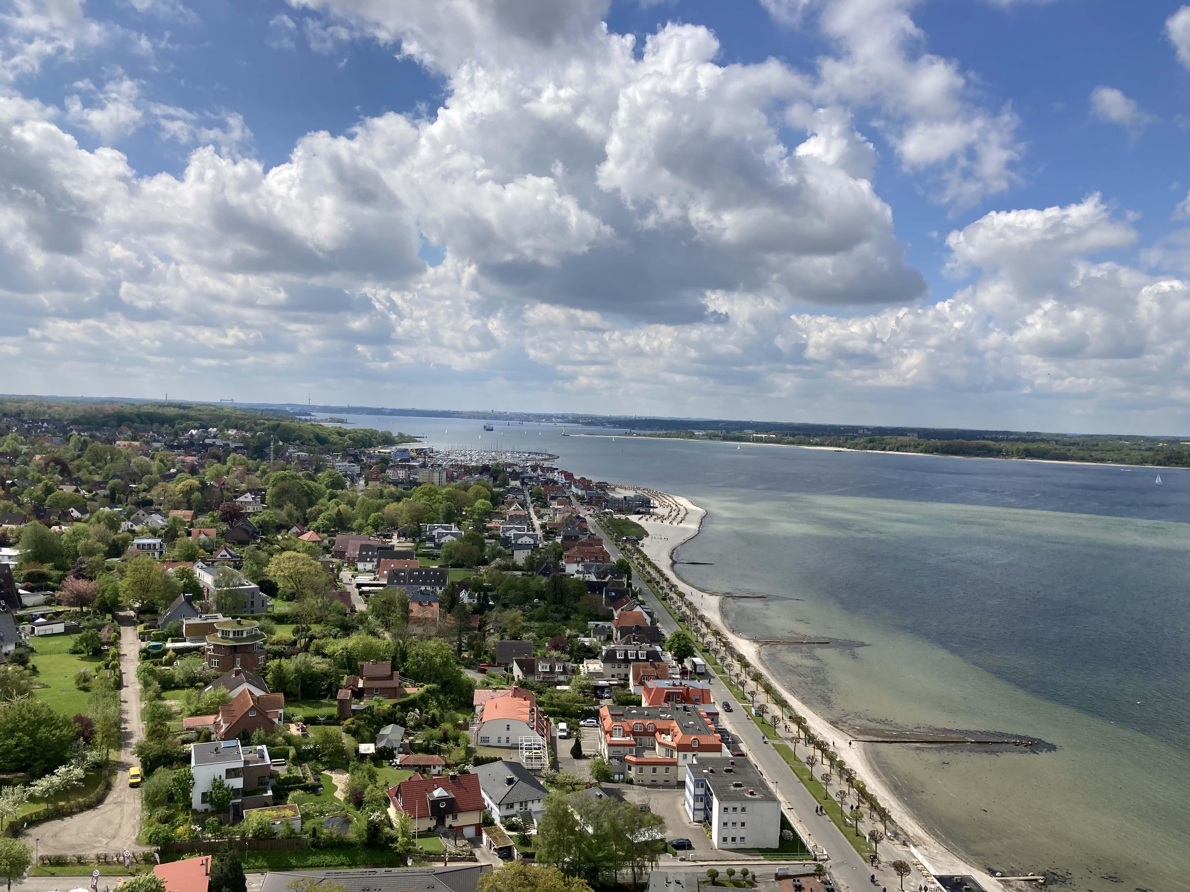 Bild 2 Marine-Ehrenmal und U-Boot "U-995" in Laboe