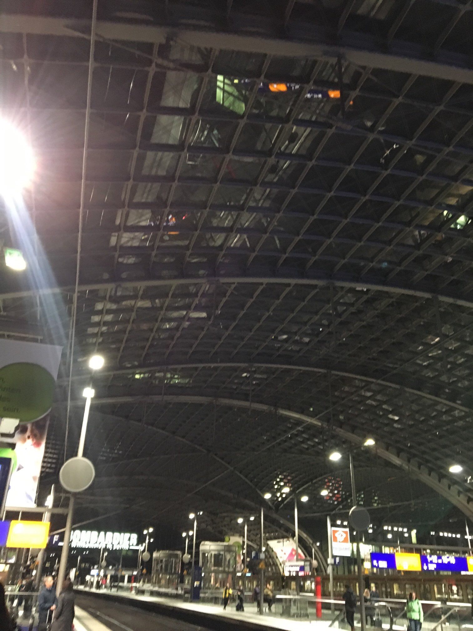 Bild 30 HANS IM GLÜCK - BERLIN Hauptbahnhof in Berlin