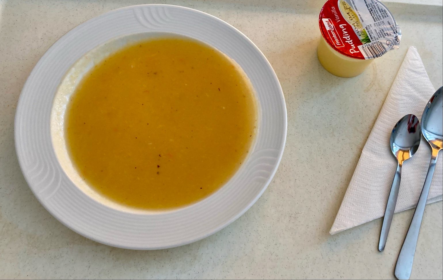 Mittag, flacher Teller Kartoffelsuppe