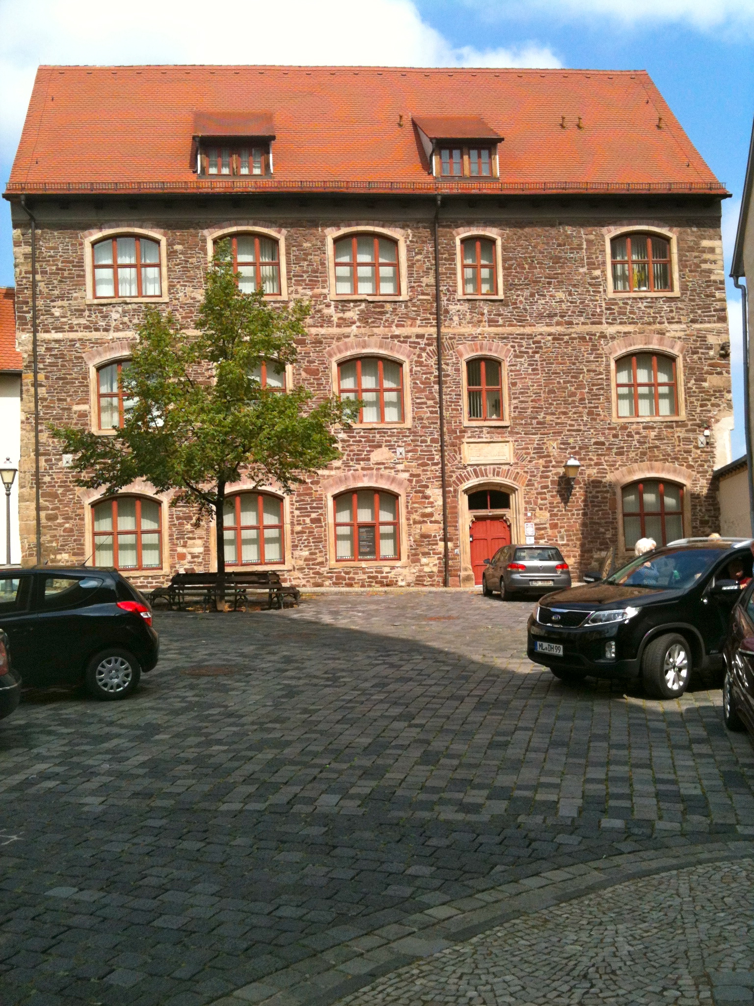 Ehem. Gymnasium, das auf einer Schulgründung 1546 durch Martin Luther basiert ...

Nun Stadtarchiv ...