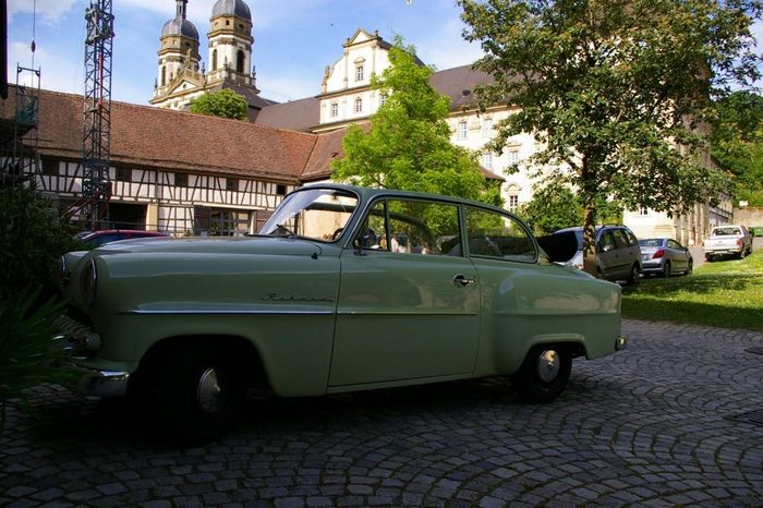 Opel Rekord im Klosterhof