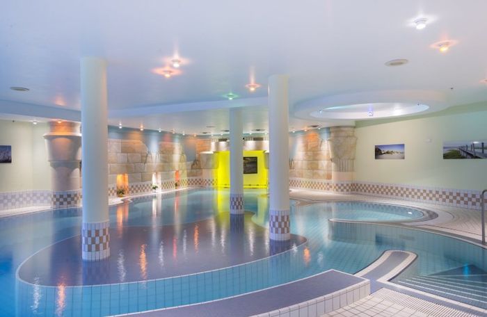 Schwimmbad Aquamarin im Wellnessbereich des Parkhotel Landau