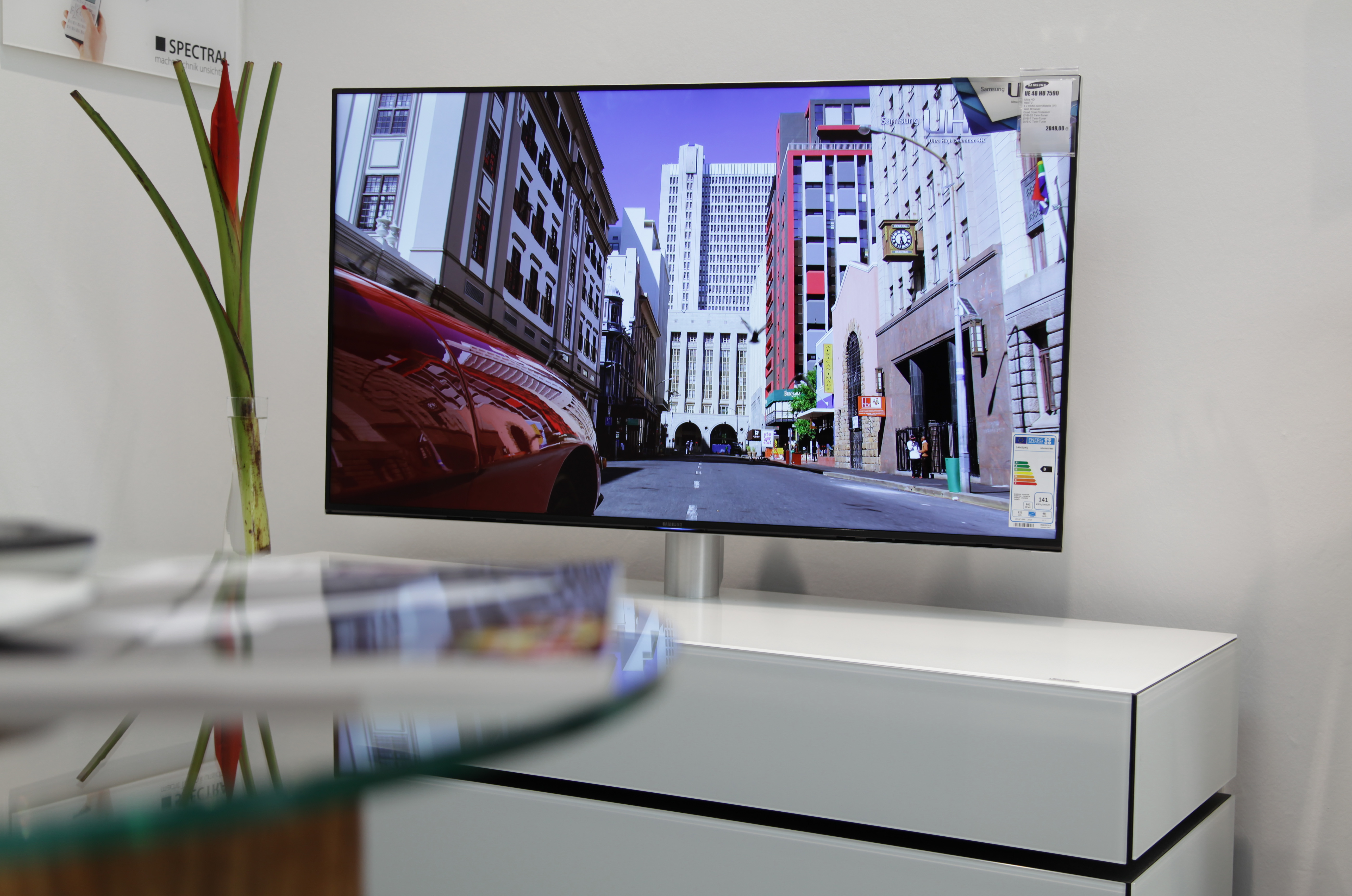 Samsung Fernseher mit Spectral-Möbel Brick