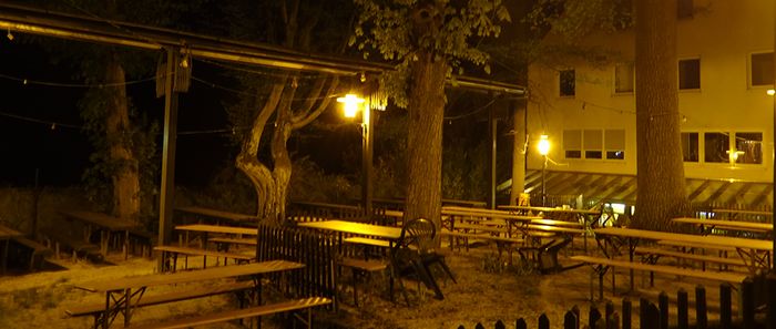 Biergarten der Gaststätte Zur Säge bei Nacht