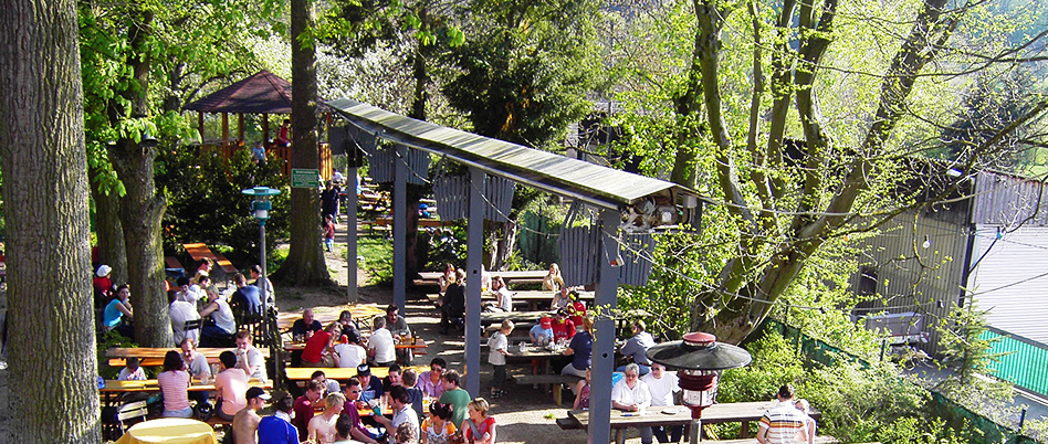 Kastanienbäume und gemieteter Biergarten im Gasthof Zur Säge