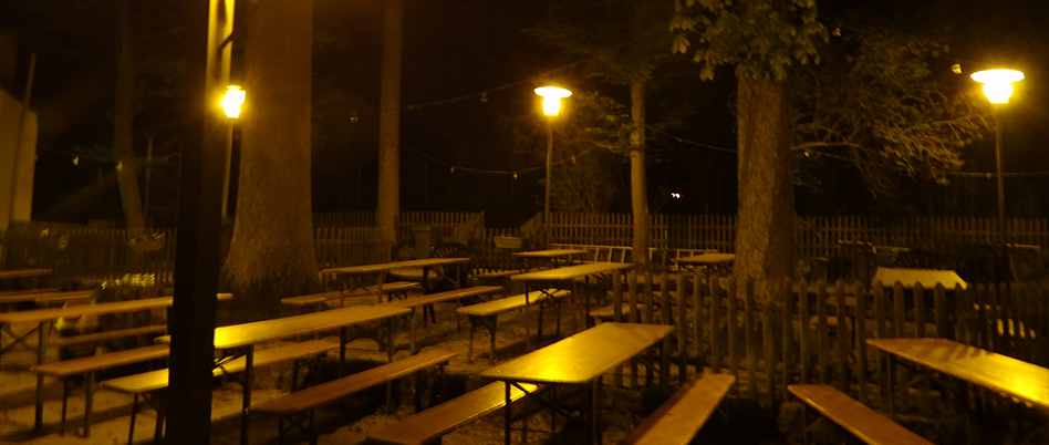 Bänke der Gaststätte Zur Säge bei Nacht