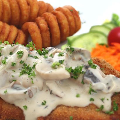 Schnitzel "Champignon" (Champignon-Rahm-Sauce mit Pommes Twister und Salatbeilage)