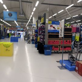 Decathlon Innen mit riesiger Auswahl