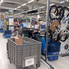 Decathlon Innen mit riesiger Auswahl an Fahrrädern