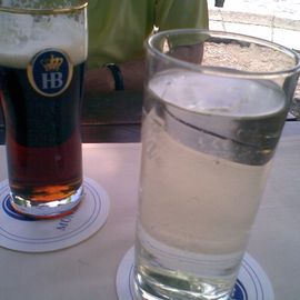 Holunderbeerschorle und Hofbräu Bier