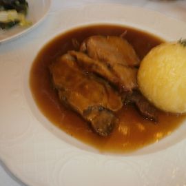 gemischter Braten, Knödel und Salat für 9,80 Euro