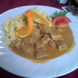 Kalbsrahmgulasch, Spätzle