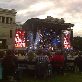 Helene Fischer live auf dem Königsplatz. Viel sieht man nicht.
Im weißen Kleid auf der Bühne