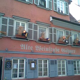 Die Fenster mit Faschingsmasken
geschmückt