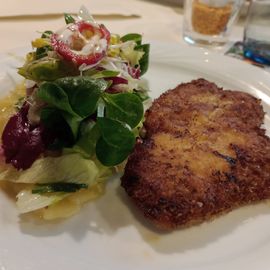 Tellerschnitzel mit Salat 9 euro