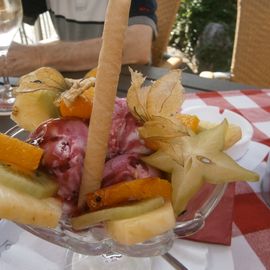 Amarena Kirsch mit Früchten im Schillergarten