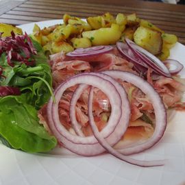 Ochsenmaulsalat mit Bratkartoffeln