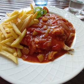 Paprika-Schnitzel mit Salat als Tagesessen für 9,90