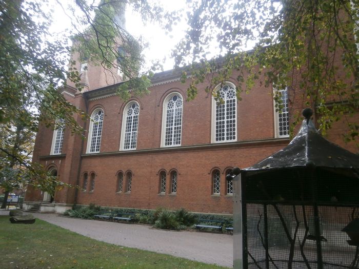 Kirche mit Wellensittichkäfig im Vordergrund