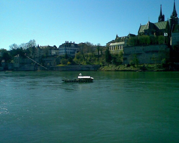 kleine Fähre über den Rhein in Basel