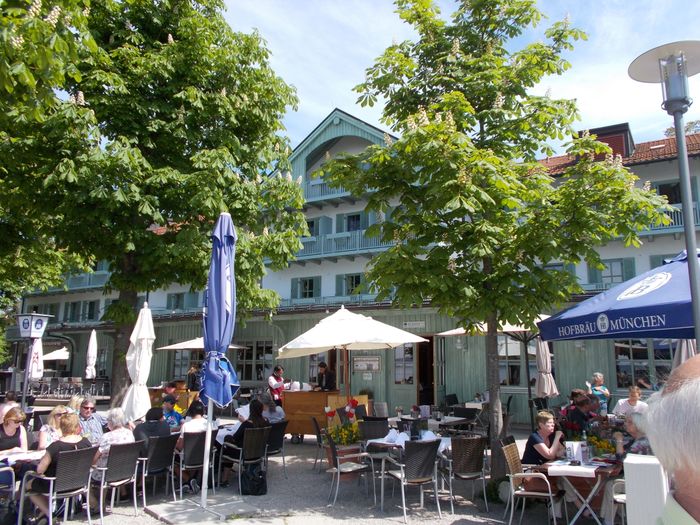 Hotelrückseite mit Biergarten zum Wasser