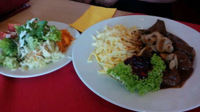 mein Mittagessen heute dort. Hirschgulasch mit frischen Champignons, Spätzle und Salat, für 12 Euro