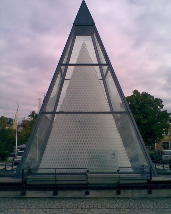 Kristallpyramide, bestehend aus 93600 Weingläsern