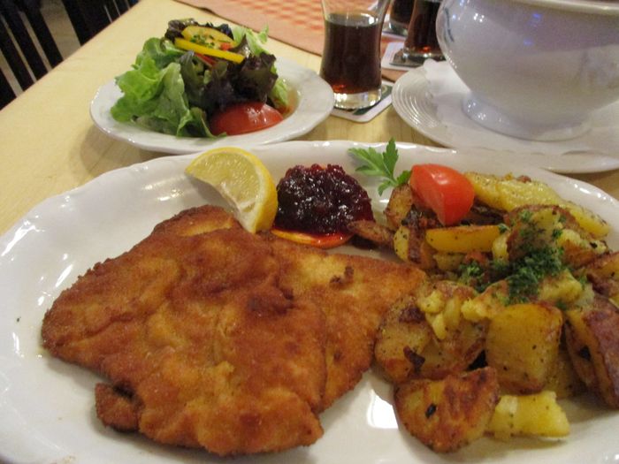 sehr leckeres Schnitzel mit Bratkartoffeln