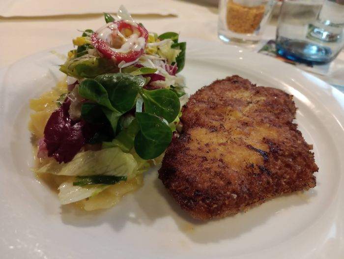 Tellerschnitzel mit Salat 9 euro