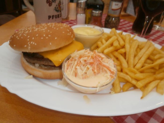 Alpen-Cheeseburger mit Sauce Bearnaise und Farmersalat