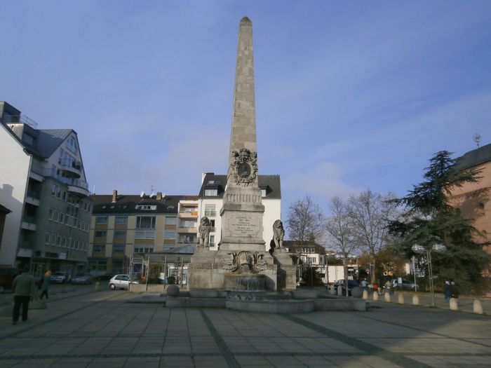 Platz mit Denkmal