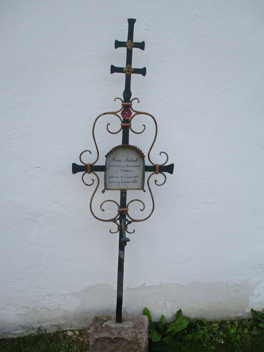 Diese Grabkreuze gibt es dort viele bei der Kirche