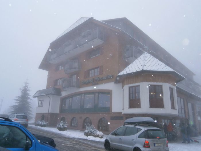 Nebel und Schneefall trüben den Blick zum Hotel