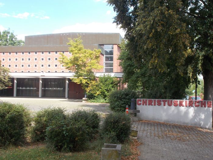 Turm steht getrennt hinter dem Baum