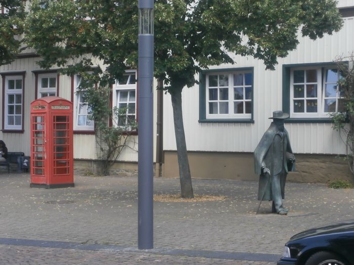 Rathaus mit Wilhelm Busch Statue